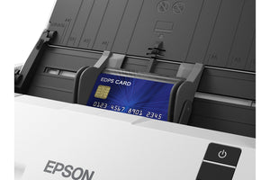 Escáner Epson DS-530X digitalizando una tarjeta