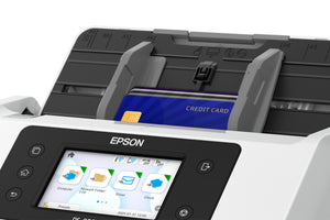 Escáner Epson DS-800WN digitalizando una tarjeta plástica