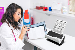 Epson DS-C330 utilizado para digitalización de documentos en oficina