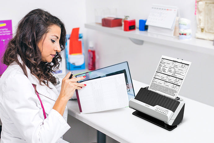 Epson DS-C330 utilizado para digitalización de documentos en oficina